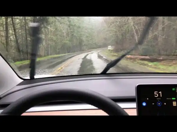 Автопилот Tesla Model 3 во время дождя