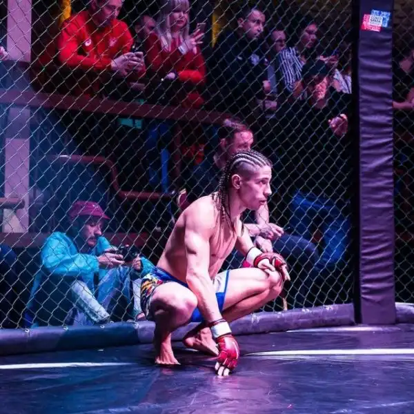 Боец MMA из России Михаил Коробков лишился пояса на Fight Riot из-за песни