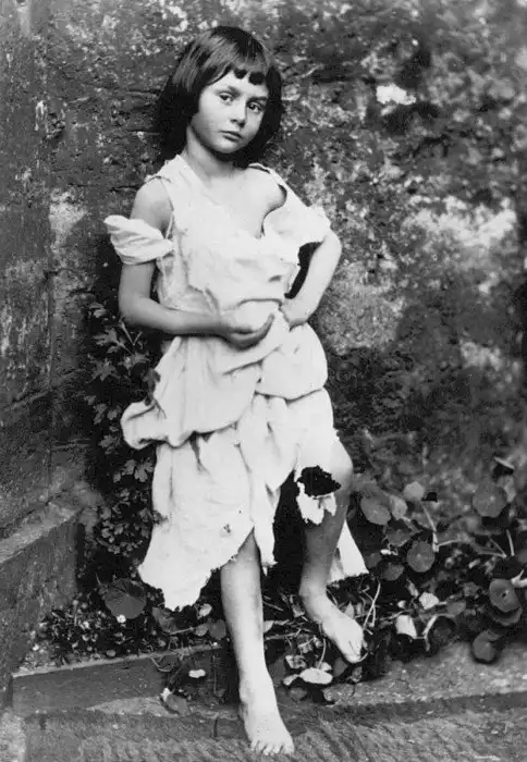 Жизнь Алисы Лидделл — девочки, ставшей прототипом героини книги «Алиса в Стране чудес» (фото от 6 до 80 лет)