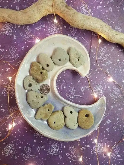 Почему дырявый камень называют куриным богом