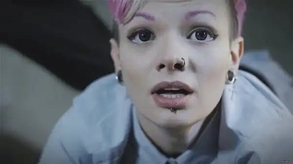 Алиса Новбари.  В клипе она с розовыми волосами.