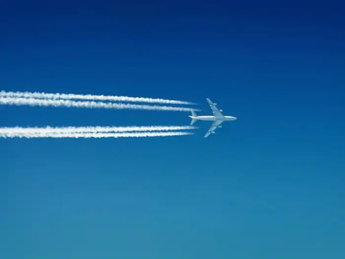 Что за белые полосы оставляют в небе самолёты, и отчего они образовываются?