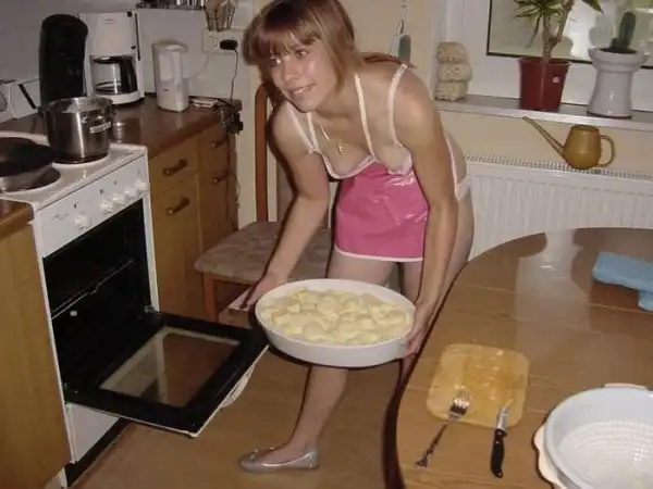 Место девушки на кухне