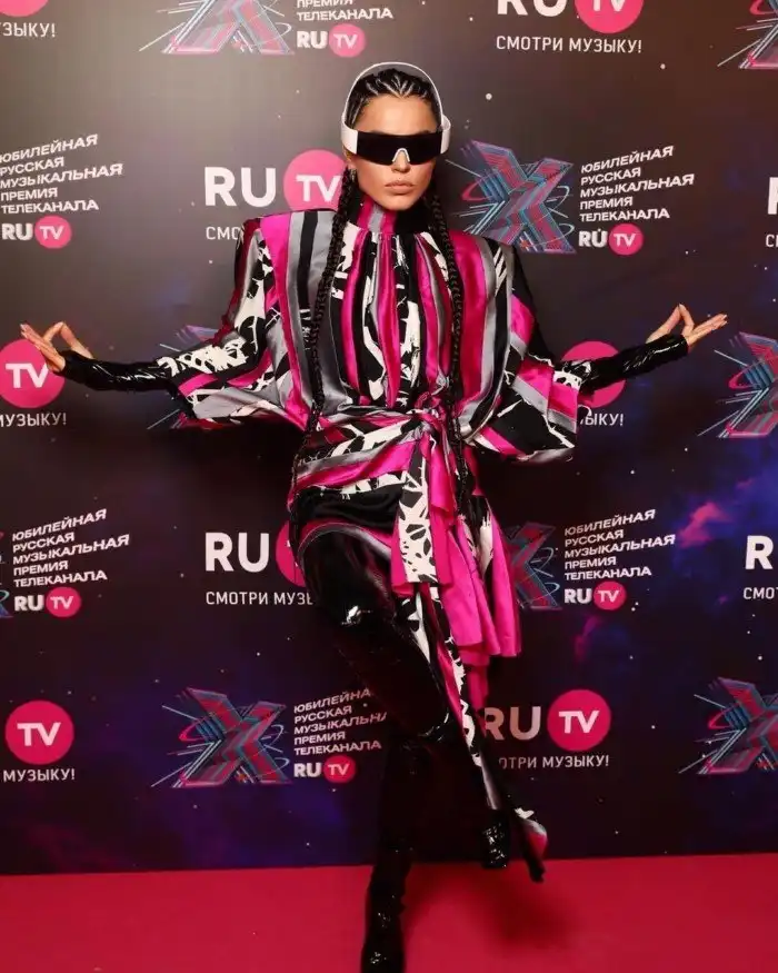 Полуголые и несуразные: российские звезды на красной ковровой дорожке премии RU.TV 2021