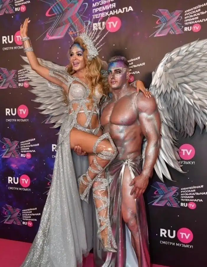 Полуголые и несуразные: российские звезды на красной ковровой дорожке премии RU.TV 2021