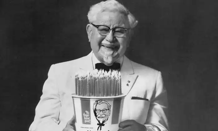 Что за старичок изображён на логотипе KFC?