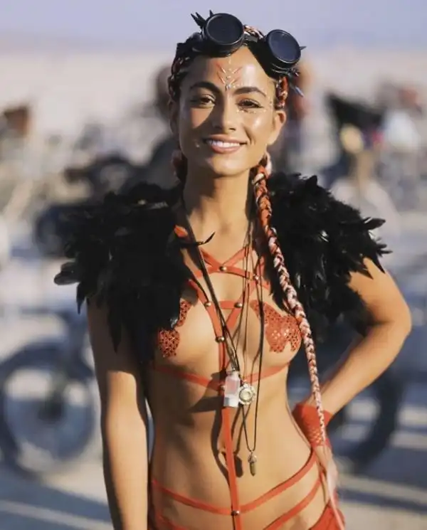 Девушки с фестиваля Burning man