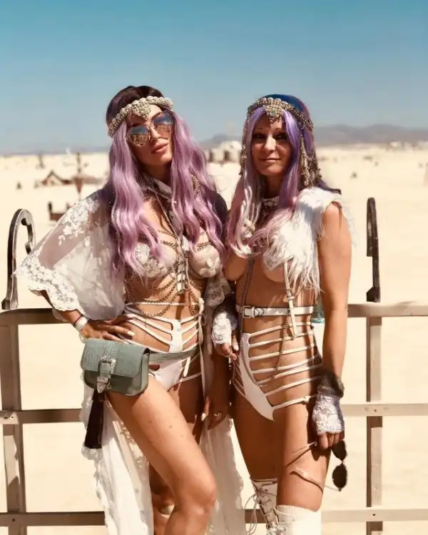 Девушки с фестиваля Burning man