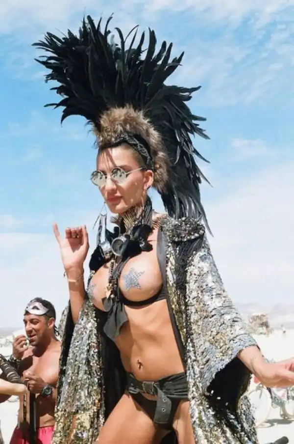 Девушки с фестиваля Burning man