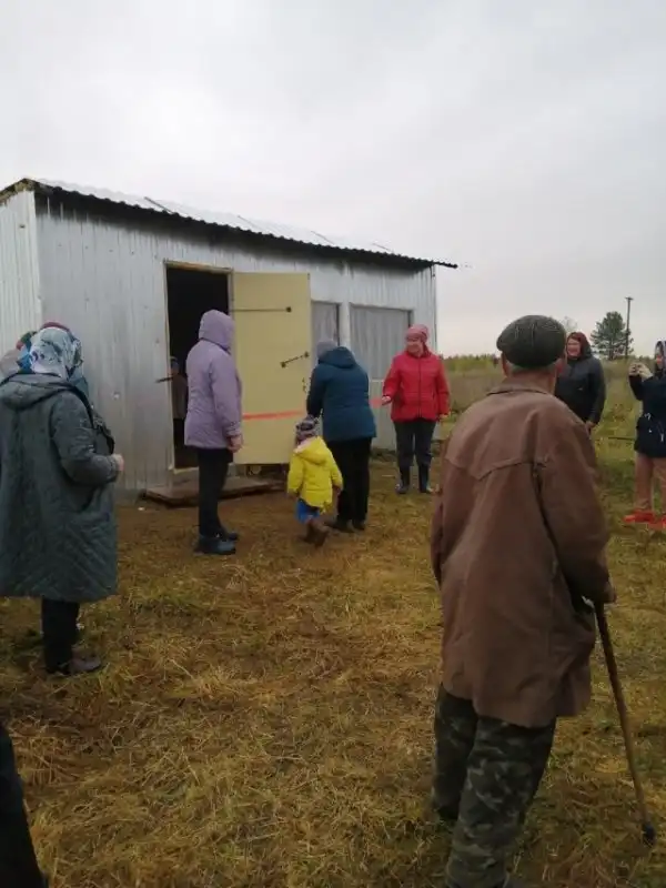 В деревне в Удмуртии торжественно открыли беседку стоимостью 161 тысячу рублей — с голыми стенами и одним креслом