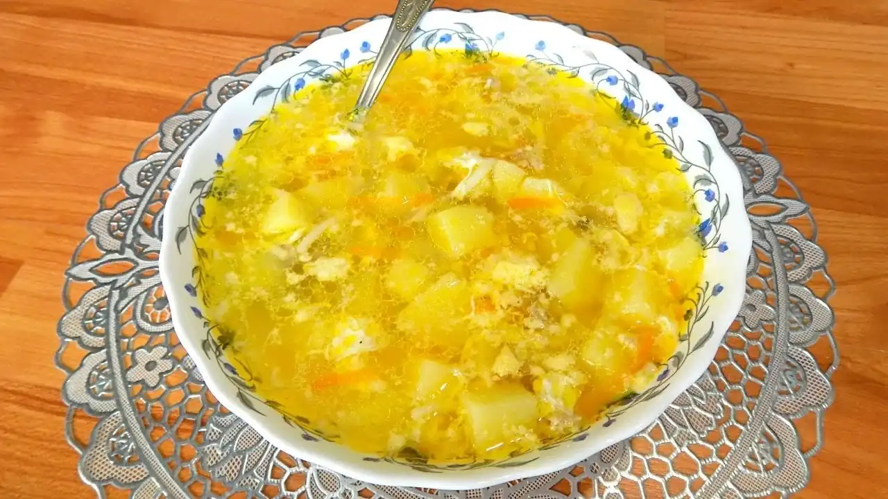 Куриный суп с вермишелью, брокколи, цветной капустой и яйцом
