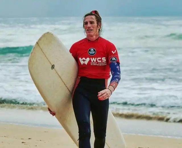 Саша Джейн Лоуэрсон - победитель соревнований по серфингу среди женщин в Австралии