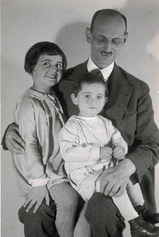 Отец Анны Франк. Почему он единственный из семьи пережил Холокост