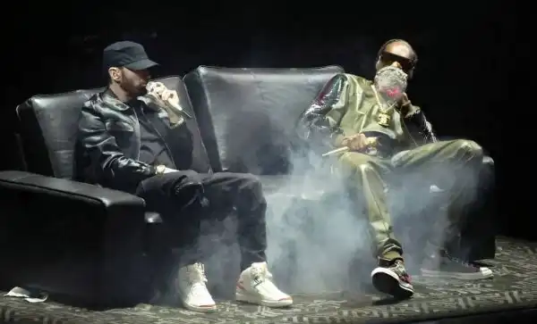 Выступление Эминема и Snoop Dogg’a с синглом «From the D 2 LBC» на MTV Video Music Awards.