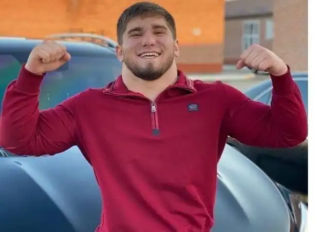 В 16 лет Чеченский Халк был здоровее многих взрослых (одна шея 56 см). В 21 мышцы сдулись, форма уже не та