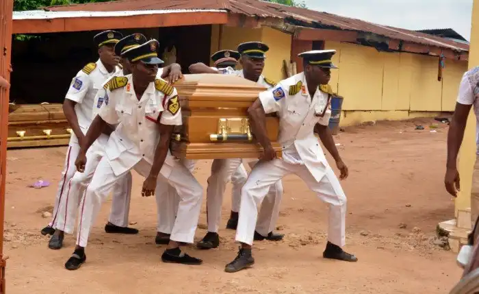 Танцы с гробами: безумные и необычные погребальные обряды в Гане