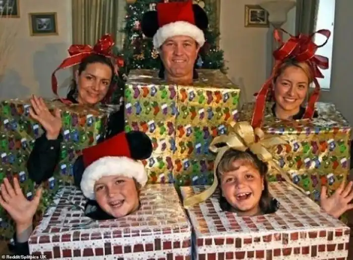 Самые нелепые, забавные и откровенные семейные открытки на Рождество
