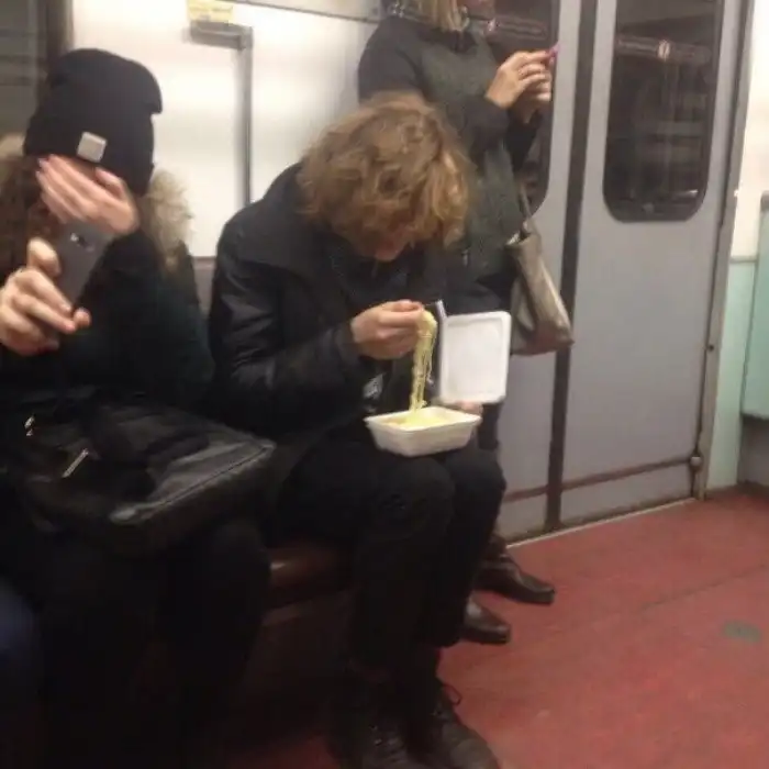 Дело было в подземке: нетипичные ситуации в метро двух столиц Дело было в подземке: нетипичные ситуации в метро двух столиц