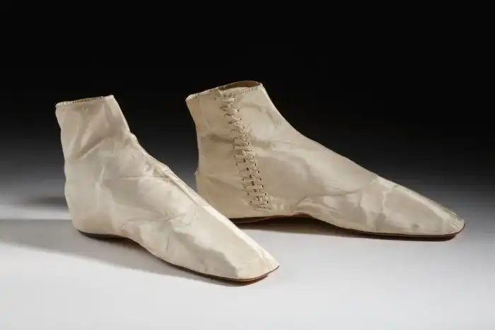 Причудливые пары обуви, глядя на которые диву даешься, как у людей прошлого ноги не отваливались