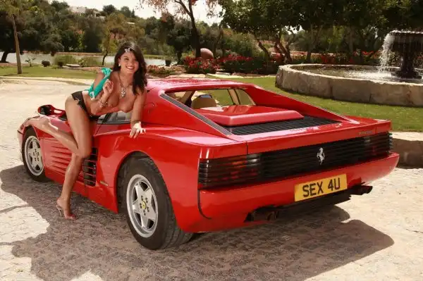 Девушка и Ferrari )