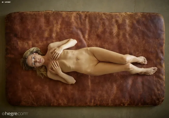 Darina L - Nude on leather⁠⁠
