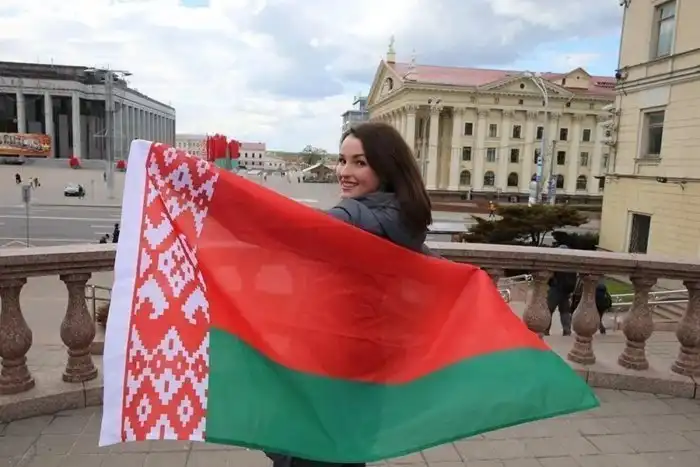 Бело-красно-белый флаг. Зачем белорусы заменили свой первый флаг в 1995 году
