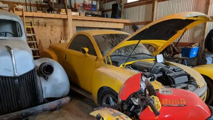Этот Chevrolet SSR 2005 года выпуска, который провёл в сарае 18 лет, никогда не был на мойке Этот Chevrolet SSR 2005 года выпуска, который провёл в сарае 18 лет, никогда не был на мойке