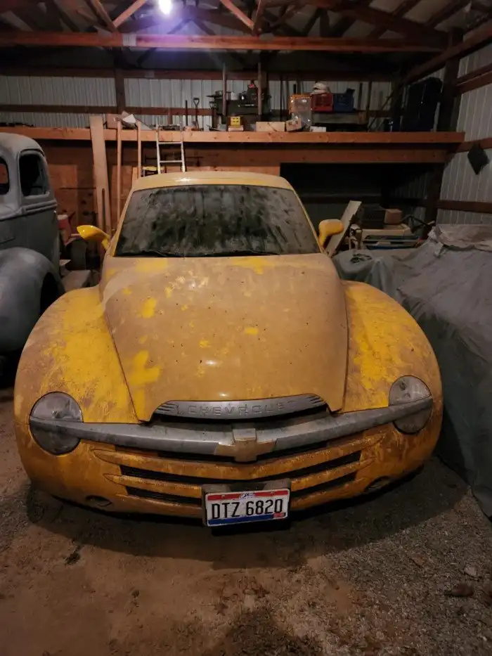 Этот Chevrolet SSR 2005 года выпуска, который провёл в сарае 18 лет, никогда не был на мойке Этот Chevrolet SSR 2005 года выпуска, который провёл в сарае 18 лет, никогда не был на мойке
