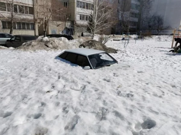 Почему надо вовремя освобождать свои автомобили из снежного плена Почему надо вовремя освобождать свои автомобили из снежного плена