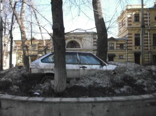 Почему надо вовремя освобождать свои автомобили из снежного плена Почему надо вовремя освобождать свои автомобили из снежного плена