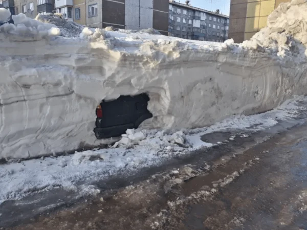 Почему надо вовремя освобождать свои автомобили из снежного плена Почему надо вовремя освобождать свои автомобили из снежного плена