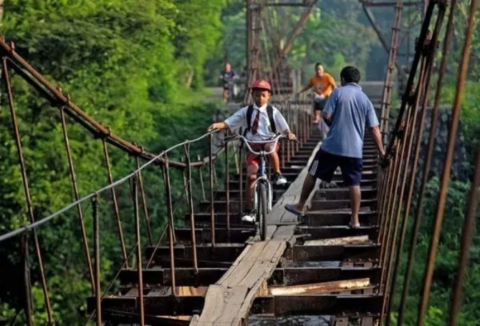 Дорога в школу с риском для жизни: удивительные фотографии со всего мира
