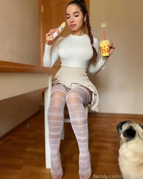 Дал бы ей свой хот дог?