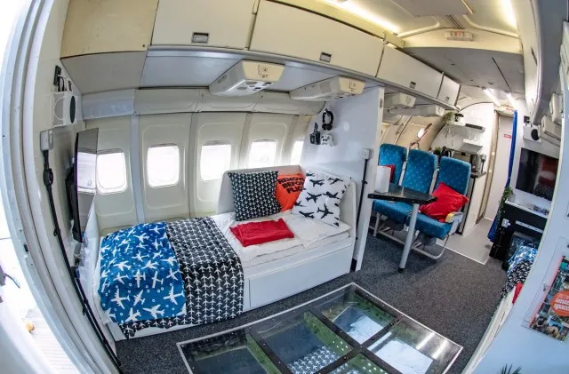 Британец потратил £2 000, чтобы превратить Boeing 737 в двухэтажный дом для отдыха