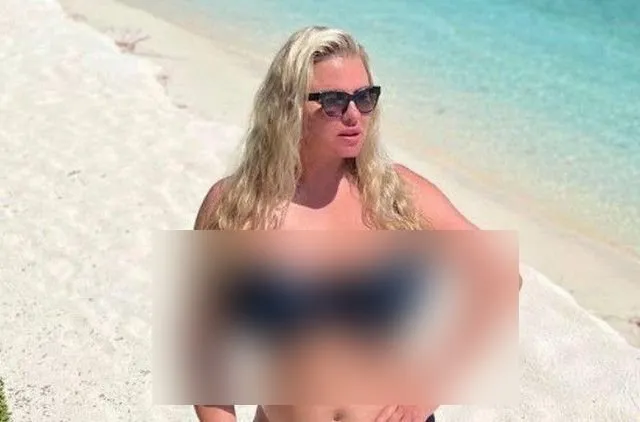 "Да, я не худышка, а женщина с формами": Анна Семенович показала свою откровенную фигуру "Да, я не худышка, а женщина с формами": Анна Семенович показала свою откровенную фигуру