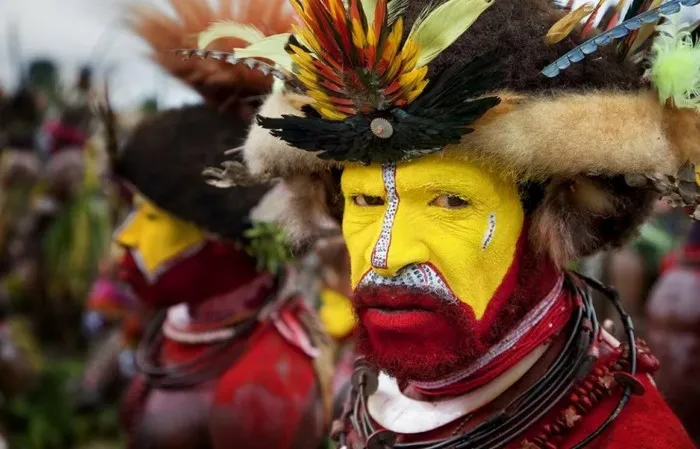 Племя Хули: яркий народ, отрезанный от цивилизации