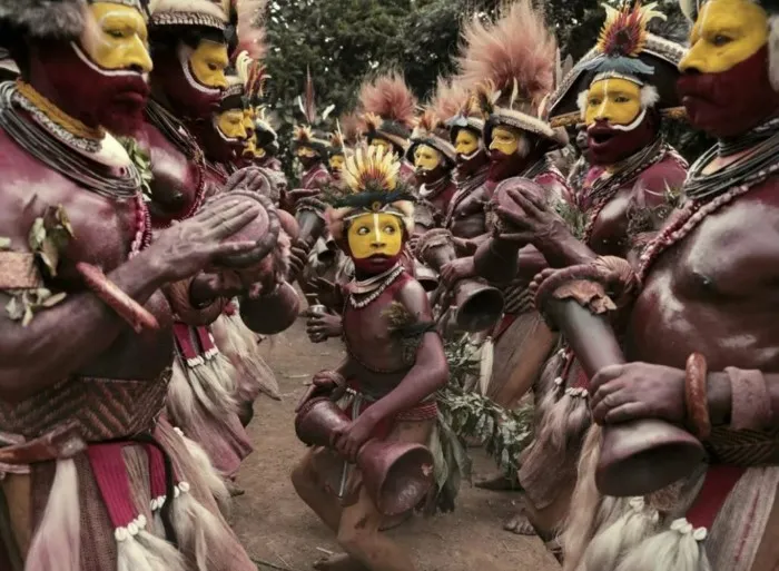 Племя Хули: яркий народ, отрезанный от цивилизации