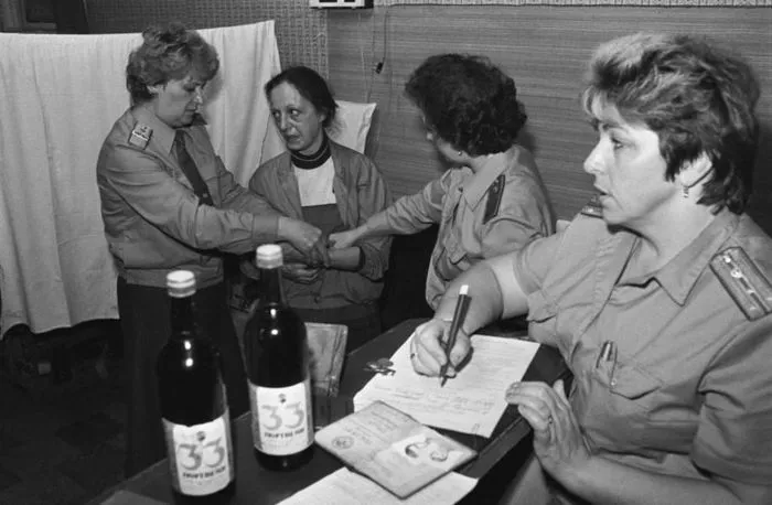 Женские вытрезвители в СССР: как боролись с пьянством и что делали с любительницами «зелёного змия»