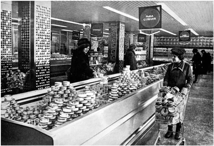 26 фотографий из советских магазинов: как жила страна во время дефицита