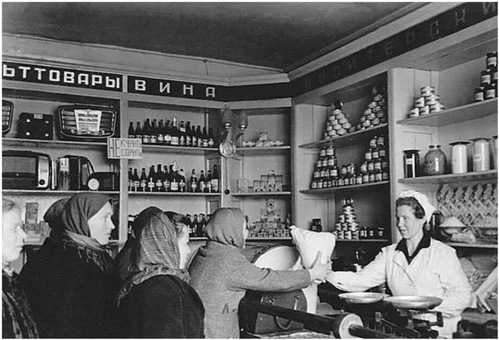 26 фотографий из советских магазинов: как жила страна во время дефицита 26 фотографий из советских магазинов: как жила страна во время дефицита