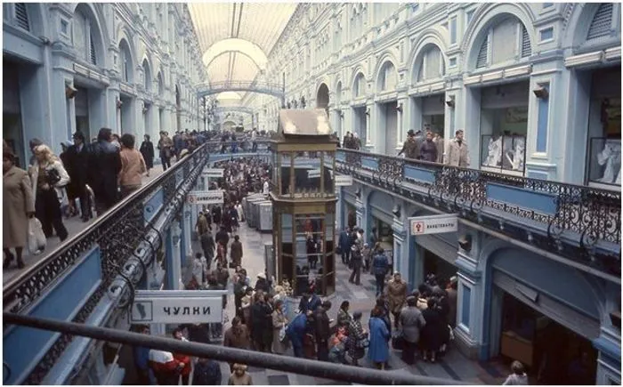 26 фотографий из советских магазинов: как жила страна во время дефицита 26 фотографий из советских магазинов: как жила страна во время дефицита