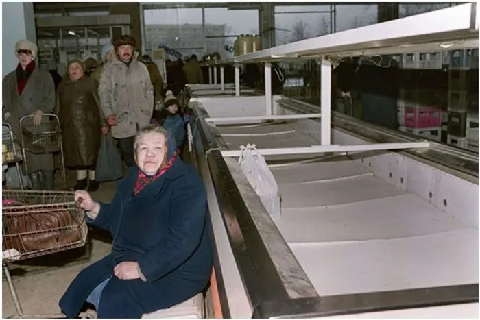 26 фотографий из советских магазинов: как жила страна во время дефицита 26 фотографий из советских магазинов: как жила страна во время дефицита