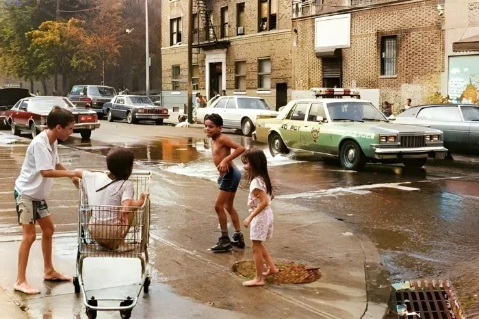 Жизнь самого опасного и бедного района Нью-Йорка в 80-е годы. Бронкс — место рождения хип-хопа.