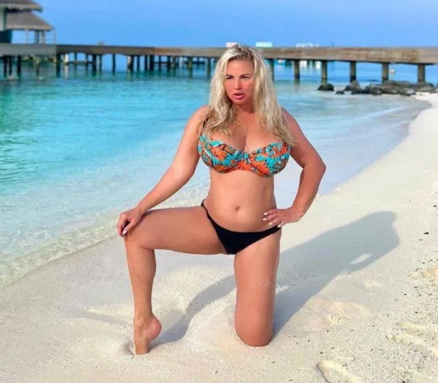 "Да, я не худышка, а женщина с формами": Анна Семенович показала свою откровенную фигуру