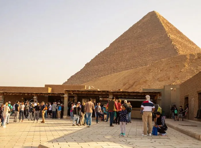Почему нельзя подниматься на вершины египетских пирамид? И как туристы всё равно игнорируют этот запрет? Рассказываю подробно