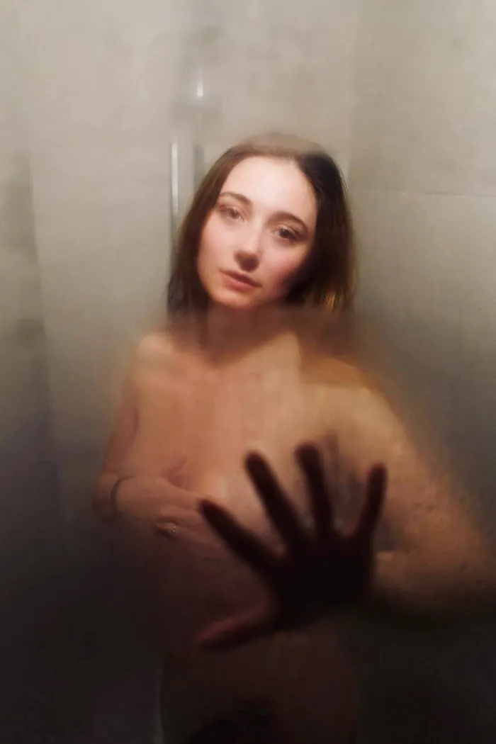 За стеклом