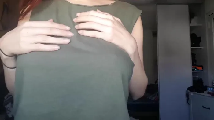 Под зеленой маечкой рыжули (18+)