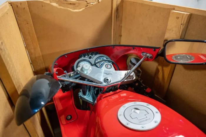30-летний мотоцикл Moto Guzzi в заводской упаковке выставили на торги