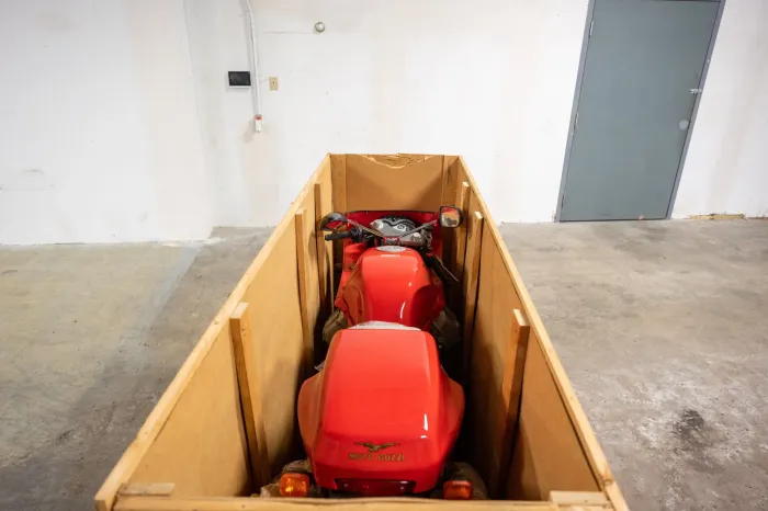 30-летний мотоцикл Moto Guzzi в заводской упаковке выставили на торги