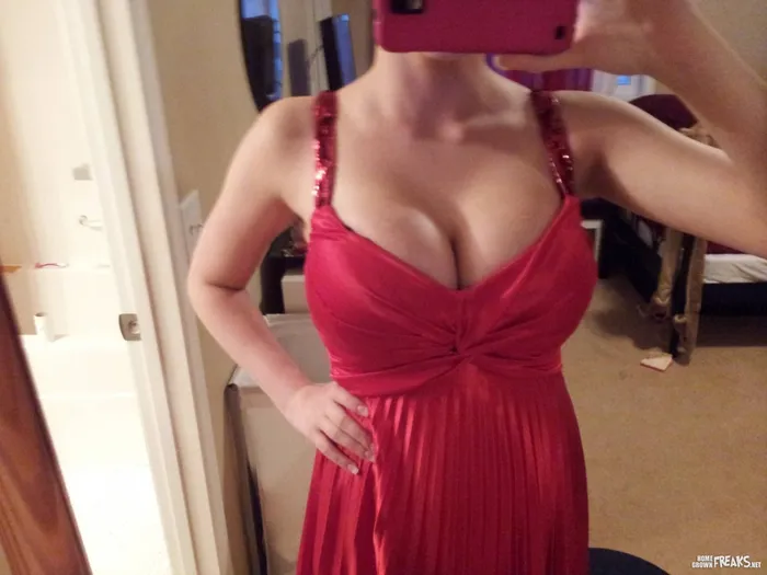 Very big boobs of a young milf⁠⁠